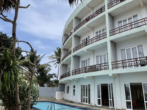 ヒッカドゥワビーチのオーシャンフロントに位置するホテル、テラスからはポイントも見渡せます。レストラン、プールなど設備も充実したリゾートホテルです。